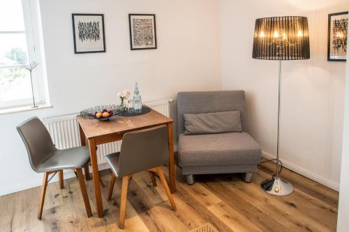 a dining room with a table and a chair at Netts Landhaus in Neustadt an der Weinstraße