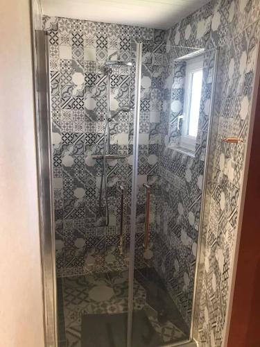 Bilik mandi di Chambres d'hôtes L'âme de Travassac