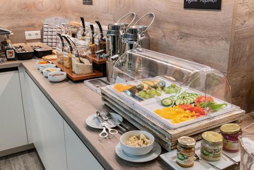 a kitchen with a buffet of food on a counter at Hotel am Markt in Eisenach