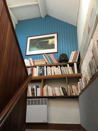 un escalier avec des étagères remplies de livres dans l'établissement Maison proche plages, tous commerces, à Arzon
