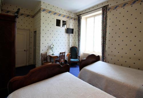 Hôtel du Berry tesisinde bir odada yatak veya yataklar