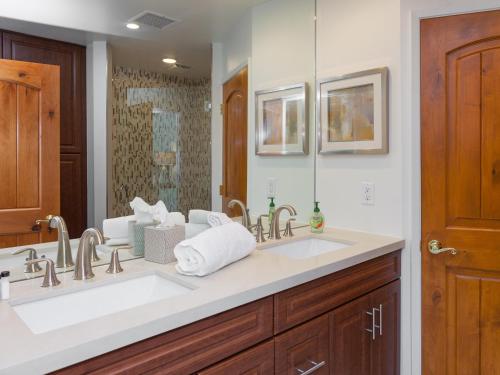 uma casa de banho com um lavatório e um espelho grande em Hidden Haven em Palm Springs
