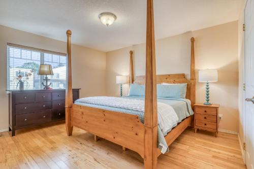 een slaapkamer met een hemelbed met blauwe kussens bij Nye Beach Nest in Newport
