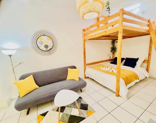 un salon avec un canapé et un lit dans l'établissement STUDIO VAISE 1 DANS 69009 LYON, à Lyon