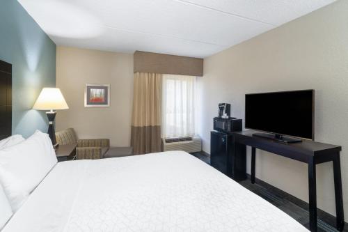 Televisyen dan/atau pusat hiburan di Holiday Inn Express Forsyth by IHG