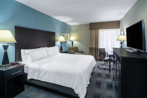 En eller flere senger på et rom på Holiday Inn Express Forsyth, an IHG Hotel