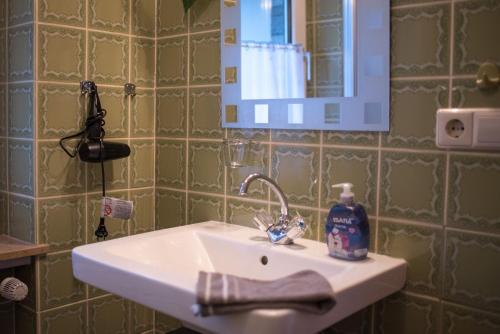 ein Bad mit einem Waschbecken und einem Spiegel in der Unterkunft Ferienwohnung Gipfelblick in Willingen
