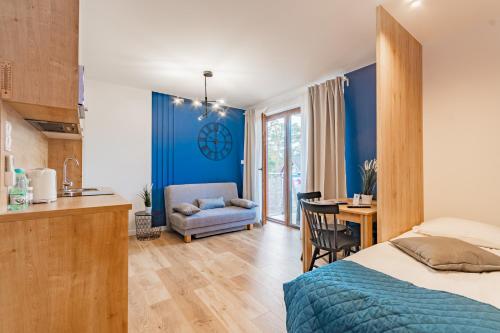 Postel nebo postele na pokoji v ubytování APARTAMENTY MIERZEJA - STEGNA PARK STUDIO, 500 m od plaży