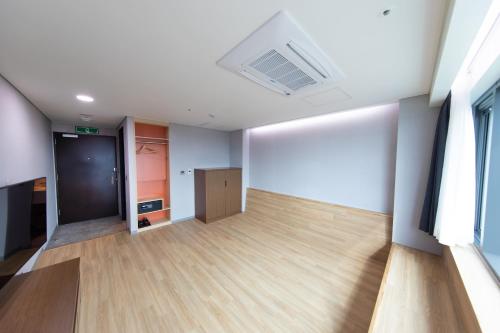 an empty room with a door and a window at Seoul Olympic Parktel in Seoul