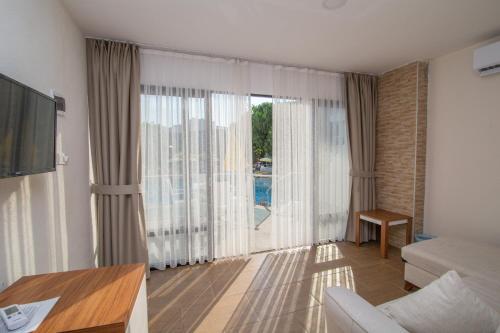 Μια τηλεόραση ή/και κέντρο ψυχαγωγίας στο Ponz Hotel