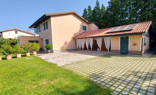 een huis met een zonnedak en een tuin bij Apartment Otava in Šempas