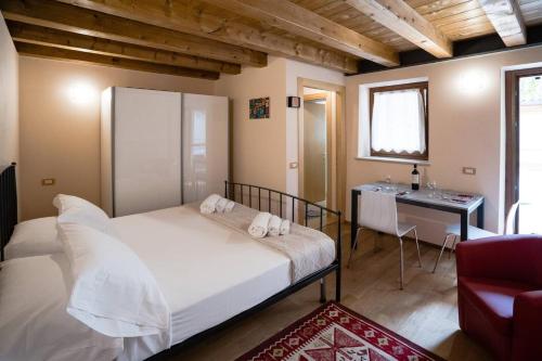 - une chambre avec un lit, une table et une chaise dans l'établissement San Zeno Apartments, à Vérone