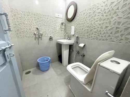 A bathroom at Jaisalmer Hostel Crowd