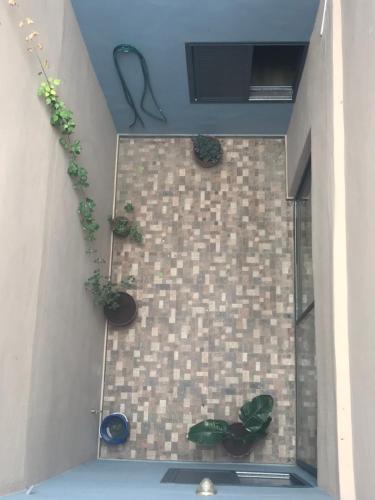 un suelo de baldosa con macetas. en Pedro Appartement, en Essaouira