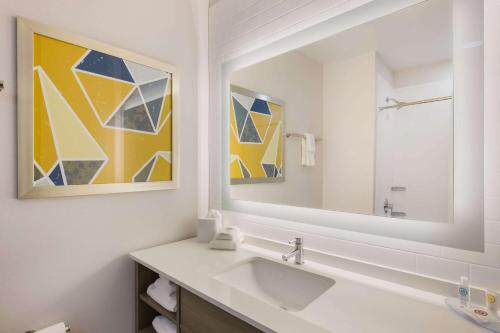 Comfort Inn & Suites Gaylord tesisinde bir banyo