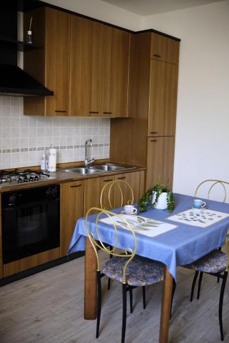 uma cozinha com uma mesa com uma toalha de mesa azul em Sapigno B&B em SantʼAgata Feltria