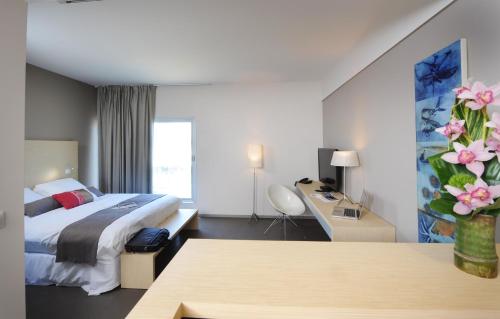 מיטה או מיטות בחדר ב-Hôtel du Centre