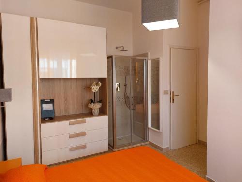uma casa de banho com uma cabina de duche ao nível do chão e um closet. em La locanda di Gioele em Lido di Camaiore