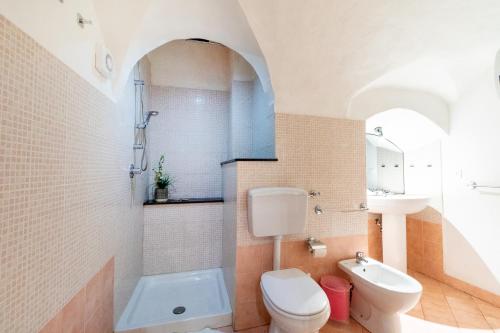 カターニアにあるCentroCittàのバスルーム(トイレ、洗面台付)