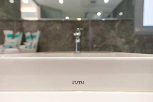 a sink with a faucet in a bathroom at 隱山行旅包棟民宿 in Puli