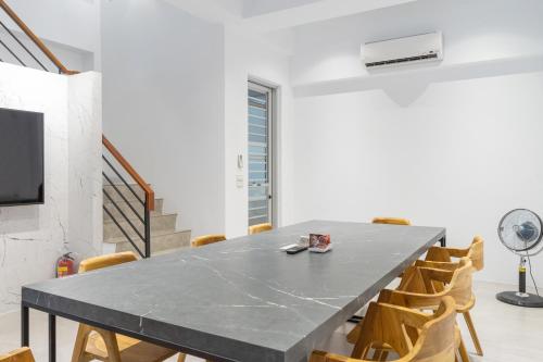 a dining room with a gray table and chairs at 隱山行旅包棟民宿 in Puli