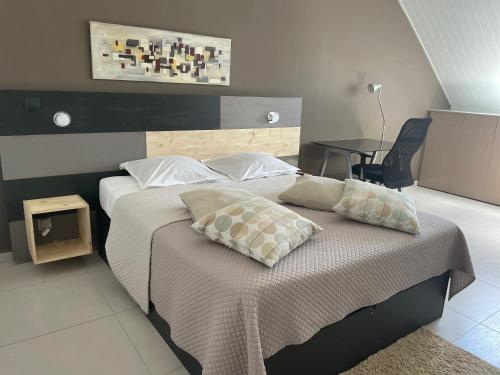 哥西爾的住宿－Coton Doux front de mer，一间卧室配有一张带两个枕头的床