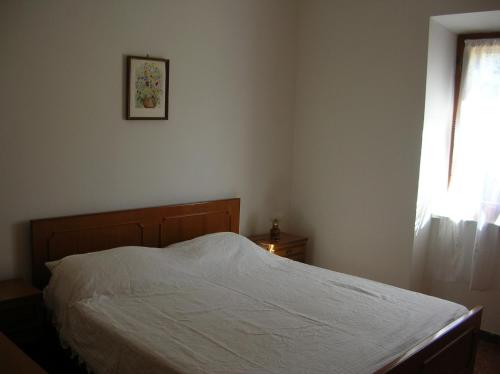 una camera con letto e finestra di Appartamento orlando vista panoramica Pomonte isola D'Elba a Pomonte