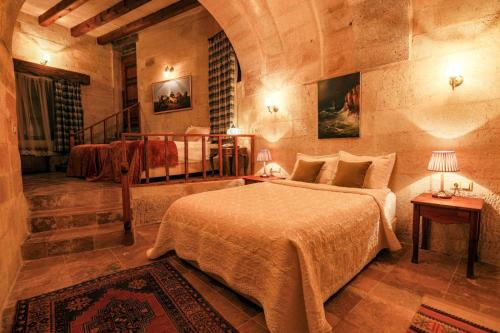 Postel nebo postele na pokoji v ubytování Sinasos Palace Cave Hotel