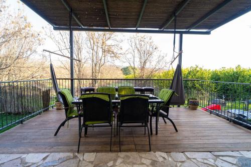 Ein Balkon oder eine Terrasse in der Unterkunft צימרים בצפון - עץ נוי
