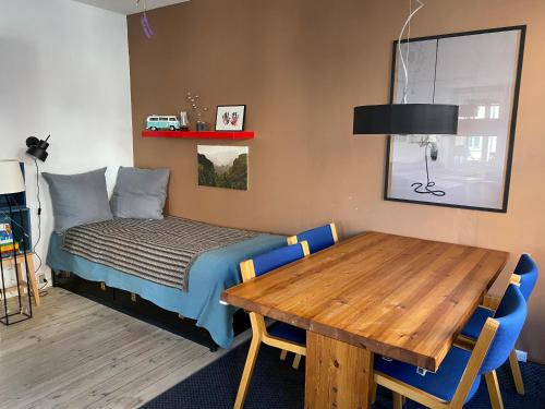 Schlafzimmer mit einem Bett und einem Holztisch in der Unterkunft Nice flat and area in Kopenhagen