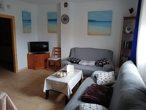 TV a/nebo společenská místnost v ubytování Casa EL CASTILLO ,a 5 kilómetros de la playa