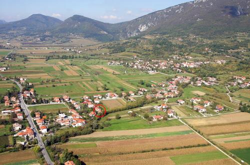 una vista aérea de un pueblo en un valle con montañas en Apartment Otava en Šempas