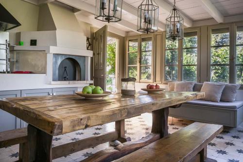 una cocina con una mesa de madera con fruta. en Fanari House, en Argostoli