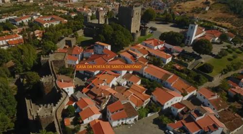 uma vista aérea de uma casa com um sinal que lê pedir permissão para construir em Casa da Porta de Santo António em Brangança