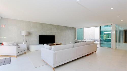 Villa Sadler- Clever Details, Central Vilamoura, Sleeps 6, luxury, walking distance