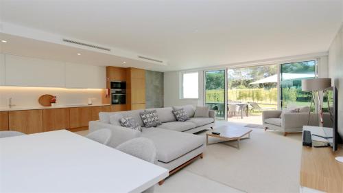 Villa Sadler- Clever Details, Central Vilamoura, Sleeps 6, luxury, walking distance
