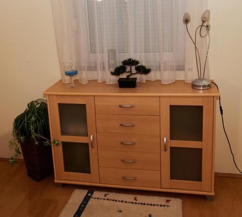 drewniana komoda w pokoju z oknem w obiekcie Apartman Nelamore - Krk town, 300 meters to the beach w Krku