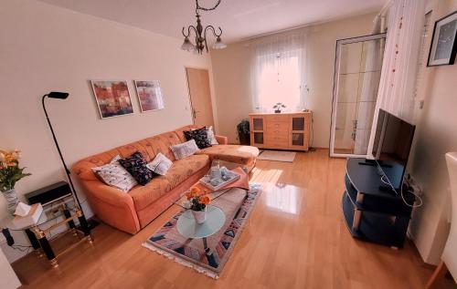 salon z kanapą i stołem w obiekcie Apartman Nelamore - Krk town, 300 meters to the beach w Krku
