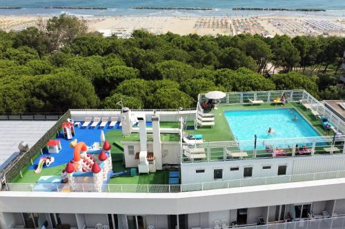 una vista aerea sulla piscina su una nave da crociera di Hotel Sorriso a Lido di Classe