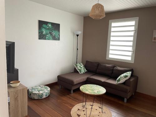 uma sala de estar com um sofá e uma mesa em Villas Smoothie Papaya em Le François