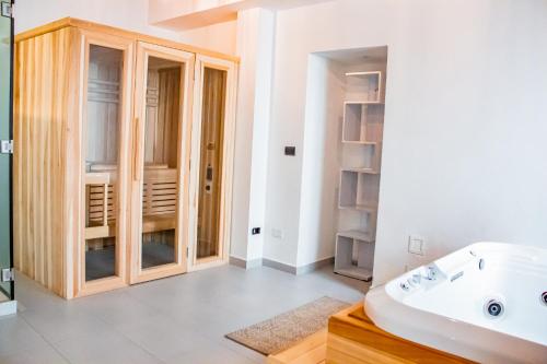 a bathroom with a tub and a sink in a room at Hotel Boutique Casona de Santa Clara in Puebla