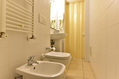 ローマにあるB&B Rome Terminal Houseの白いバスルーム(トイレ、シンク付)