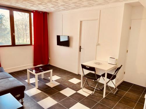 TV a/nebo společenská místnost v ubytování 32EG faculté médecine, hôpitaux, vinatier