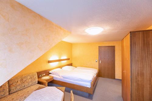 pokój hotelowy z łóżkiem i schodami w obiekcie Hotel-Restaurant Weinhaus Grebel w Koblencji