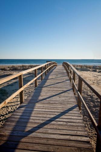 a wooden boardwalk leading to the beach at Ibis Hotel Alicante in Alicante