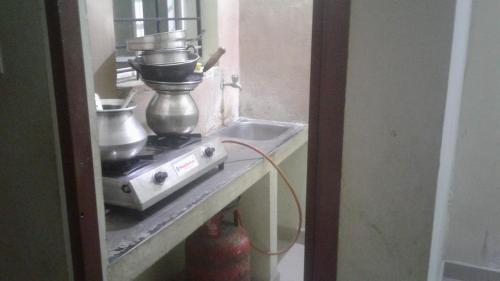 una cocina con una batidora en un mostrador junto a un fregadero en Xavier Guest House, en Chennai