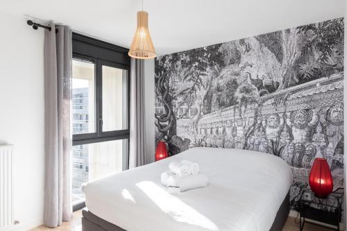 - une chambre avec un grand lit blanc et des lampes rouges dans l'établissement Vill'Arborea - Magnifique T3 au coeur du 7ème, à Lyon