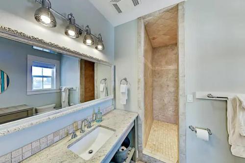 A bathroom at Steps to The Beach! Beautiful 4 BDRM 5 Bath Home W/Pool & Hot Tub