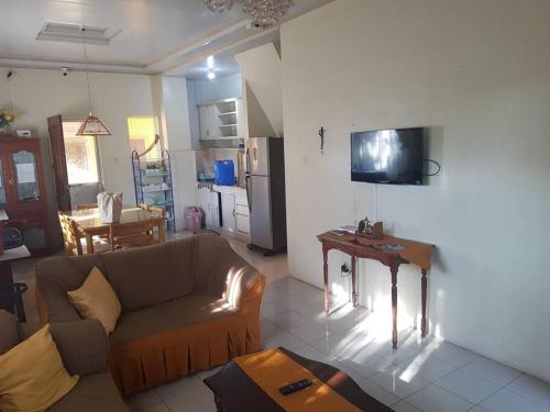 Coin salon dans l'établissement Affordable Tagaytay House for Rent