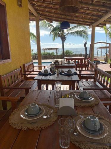 un tavolo di legno con piatti di cibo sopra di Villa do Sossego - Caraíva a Caraíva